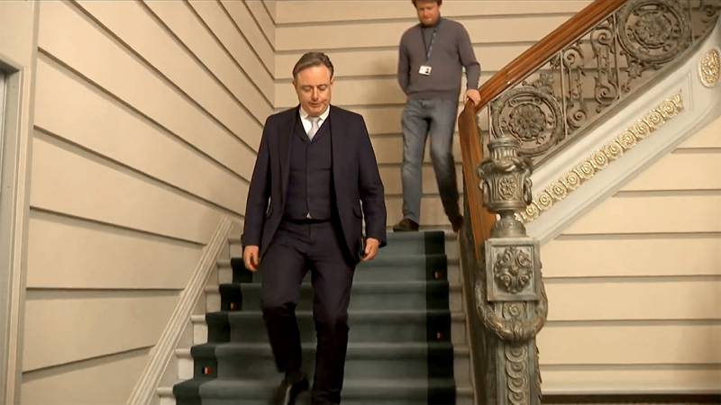 Belfius mag dokken: De Wever vist een miljard uit staatsbank
