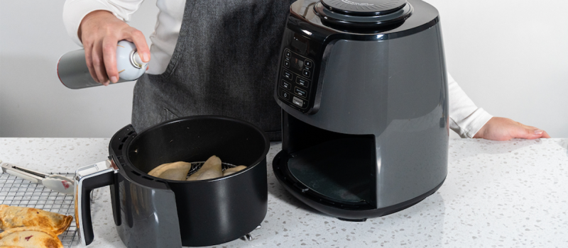 Airfryer time: met deze hack krijg je hem in 5 minuutjes weer proper