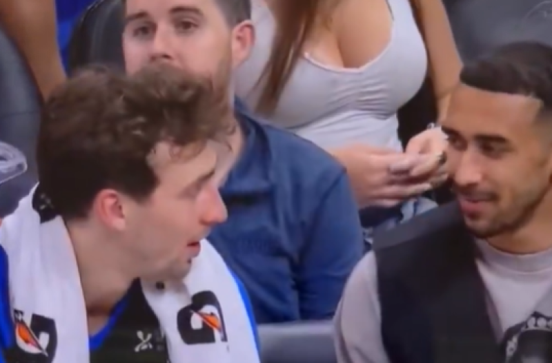 🎥 Rondborstige dame snuift meer dan enkel de sfeer tijdens basketbalwedstrijd