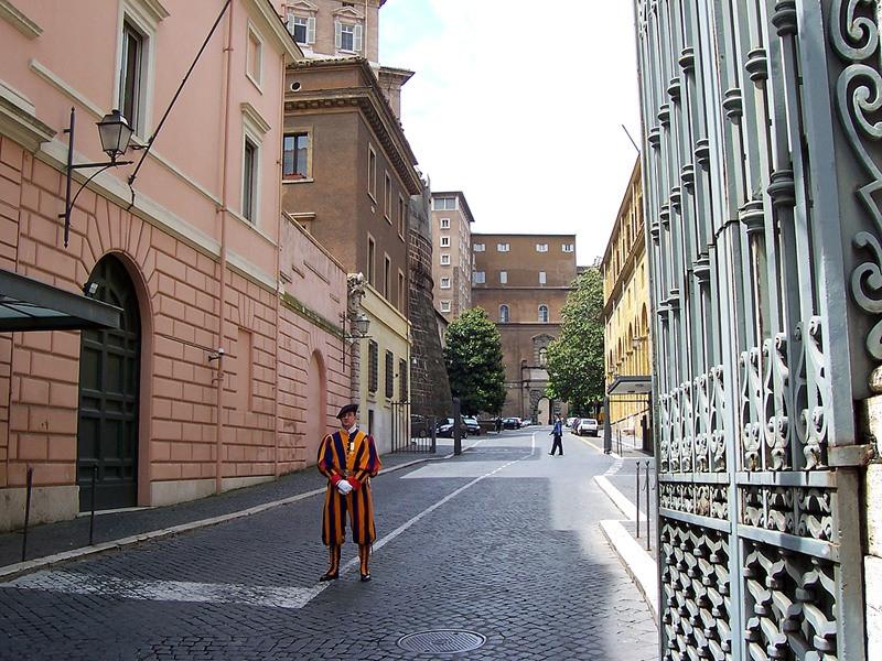 Bank van Vaticaan betrokken bij witwassen van maffiageld: maffia liet bommen ontploffen voor twee kerken