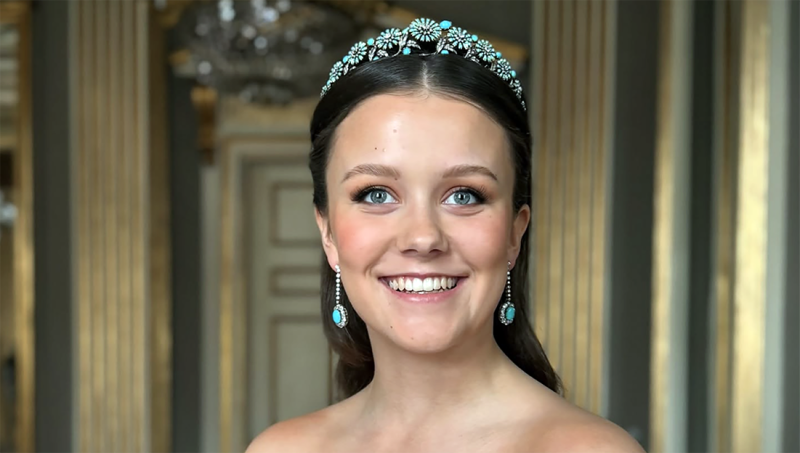 Deense prinses viert achttiende verjaardag met kroon op het hoofd en iPhone in de hand