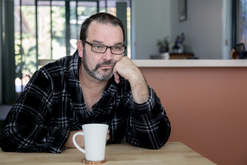 Waarom mannen in midlifecrisis een sportwagen kopen en Tinder downloaden