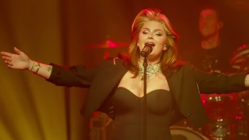 📸 Dochter André Hazes showt haar heerlijk bikinilijf