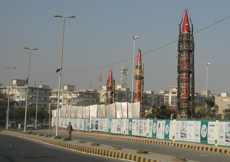 BBC: India en Pakistan schuiven op naar totale oorlog terwijl ze militaire bases aanvallen