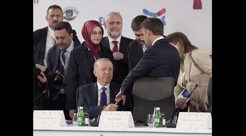 🎥  Erdoğan pakt Macron letterlijk bij het vingerke