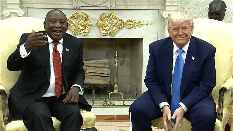 🎥 Trump beschuldigt de zwarte  Zuid-Afrikaanse president van genocide van witte Afrikanen