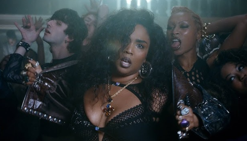 📸 Lizzo toont nieuwe lijf in mini-bikini’s