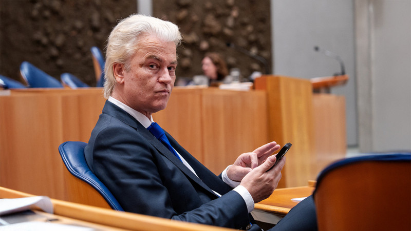 Wilders trekt de stoute klompen aan: “Asielstop, of we stappen eruit”