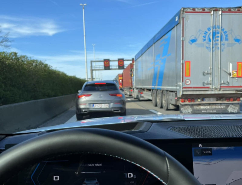 Waarom 100 km/u op de snelweg een klucht is (en de echte vervuilers buiten schot blijven)