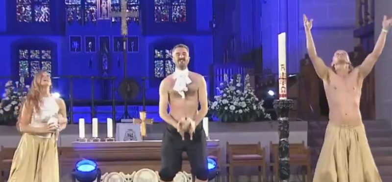 🎥 Halfnaakte bizarre voorstelling is niet echt de manier om mensen terug naar de kerk te krijgen