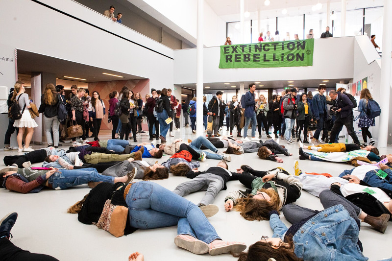 Nederland: Extinction Rebellion (XR) voert actie voor Gaza en klimaat bij NOS