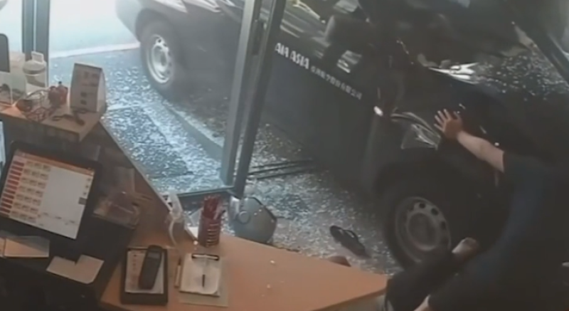 🎥 Auto rijdt restaurant binnen in Taiwan: 13 gewonden