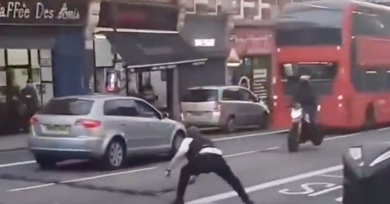 🎥 Britse politie ontdekt spijkermat gooien moeilijker is dan gedacht