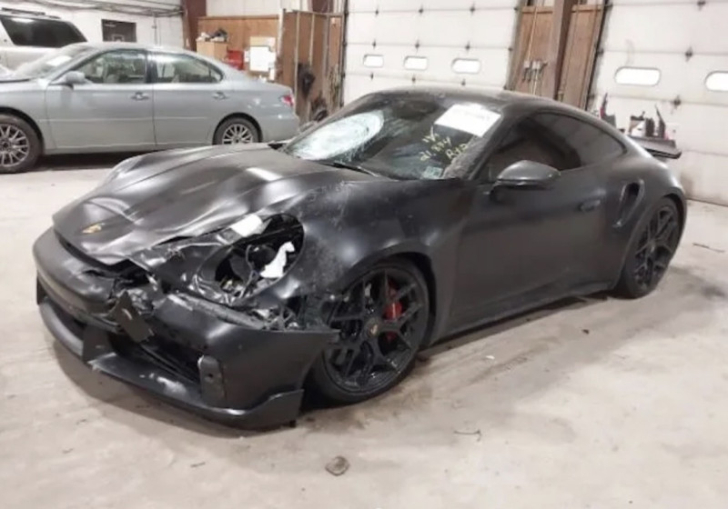 📸 Wat is het verhaal achter deze gecrashte Porsche van bekende YouTuber?