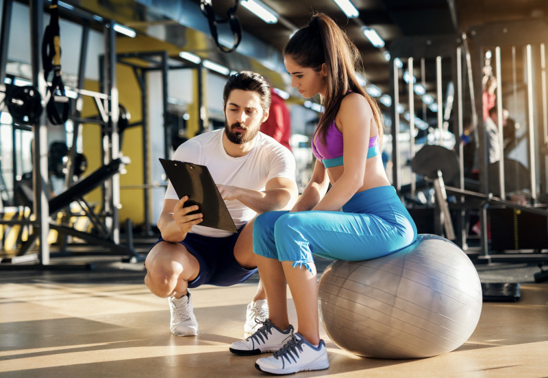 Waarom vrouwen plots massaal fantaseren over hun personal trainer (en nee, het ligt niet alleen aan zijn biceps)
