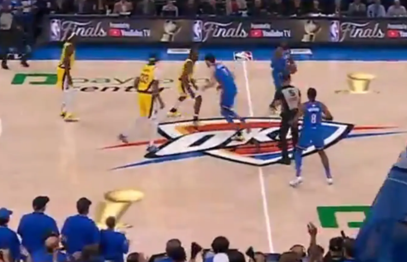 🎥 Fans spotten met digitale trofees tijdens NBA-finals