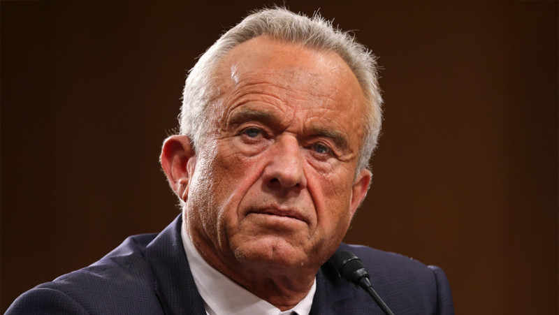Kennedy zet alle leden van vaccincommissie op straat