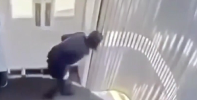 🎥 Stewardess valt zes meter naar beneden door defecte vliegtuigslurf