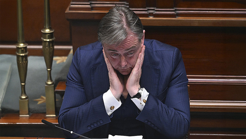 Regering-De Wever snoeit in uitgaven, maar het gat in de begroting blijft gapen als een open wonde