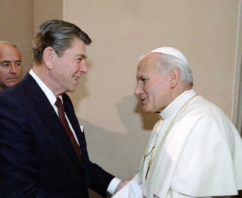 Les coulisses de l'histoire over Johannes Paulus II en Reagan: "God had hun leven gespaard om communisme te verslaan"