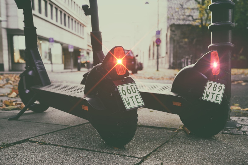 Politie faalt in controle op opgevoerde e-steps en fatbikes door verouderd materiaal en Belgische regelfractuur