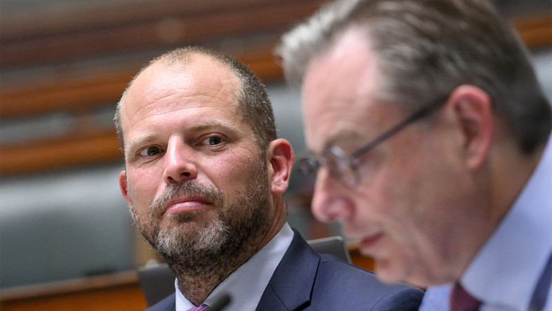 Bart, Theo en de vliegende stoelendans