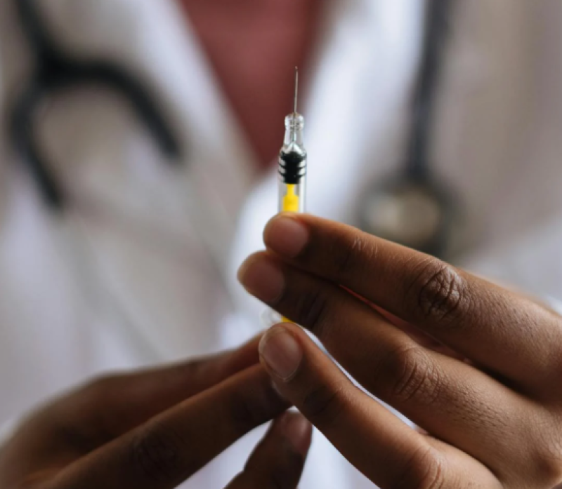 Pro-vaccinatie arts overleden op amper 45-jarige leeftijd: vaccinsceptici roeren zich