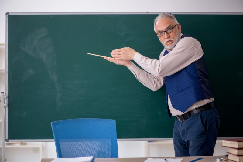 Demir komt met hangende pootjes bedelen bij leerkrachten die op pensioen mogen