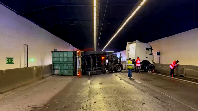 Ongeval met vrachtwagen in Kennedytunnel zorgt voor verkeersinfarct in Antwerpen