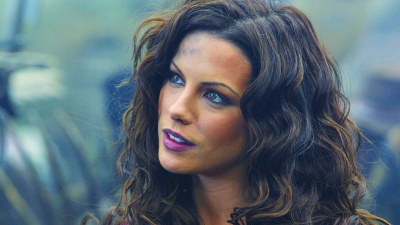 📸 Kate Beckinsale in bikini shockeert fans