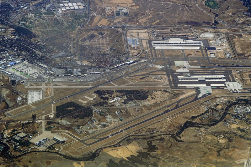 Spanje: chaos op luchthaven Madrid door panne paspoortcontrole - vechtpartijen onder passagiers