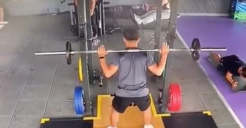 🎥 Fitnessboy krijgt spierkramp nét tijdens aardbeving