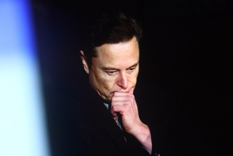 Tesla verkoopt slechter dan ooit, zijn robotaxi’s falen, en zijn politieke slippertjes kosten hem meer dan ze opleveren