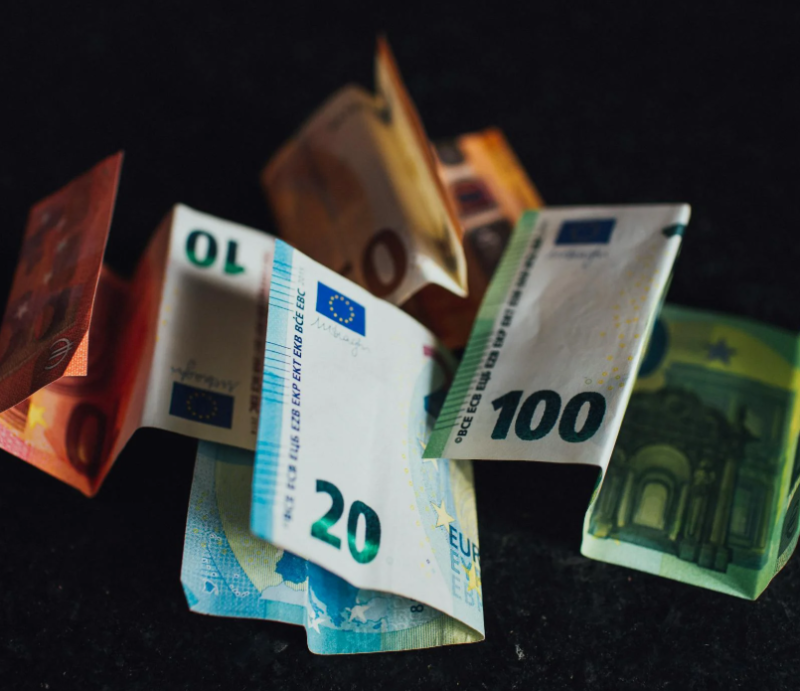 Biljetten van 50 euro vermenigvuldigen in kookpot: vrouw geeft 220.000 euro aan oplichter