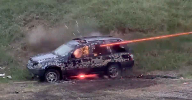 🎥 Dit doet 6000 kogels per minuut met een Jeep