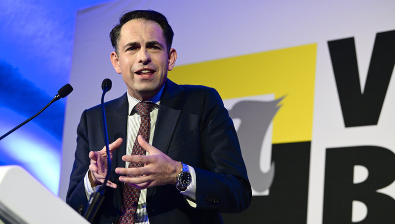 Van Grieken haalt uit: "De Wever regeert links, en rooft rechts"