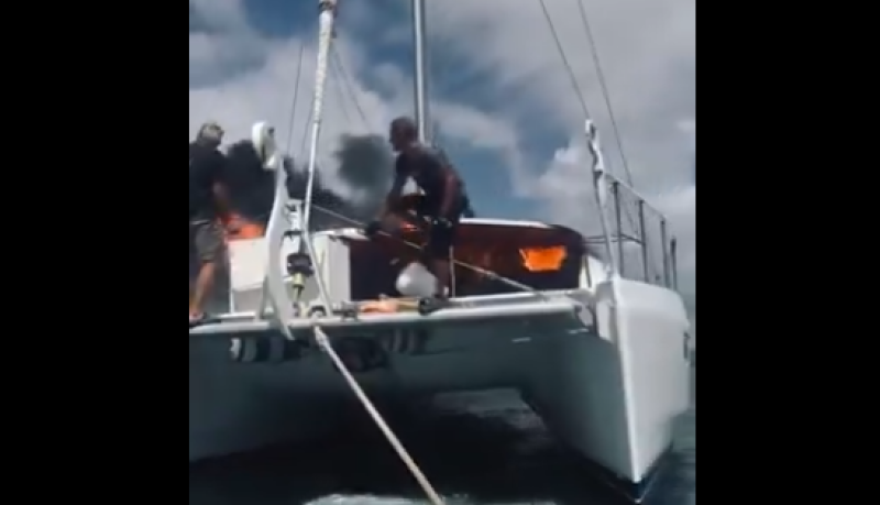 🎥 Eigenaars proberen koste wat het kost hun brandende peperdure jacht te redden