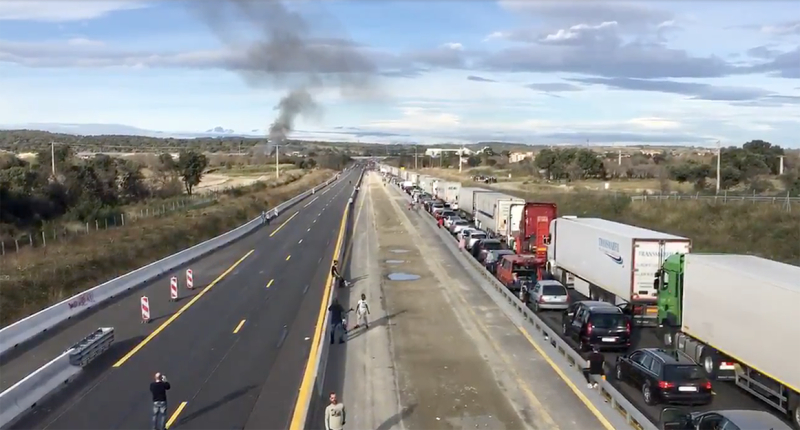 🎥  Historische file: snelweg richting Spanje afgesloten door bosbrand: toeristen slapen in hun auto’s
