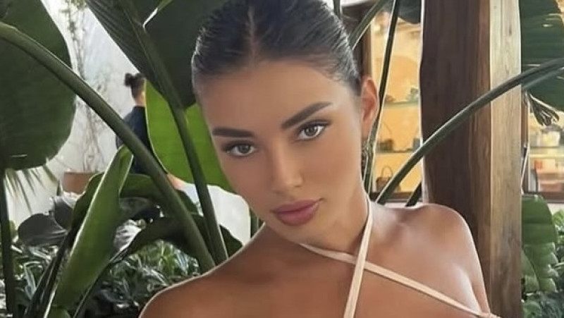 📸 Wit-Russische bombshell reist de wereld rond