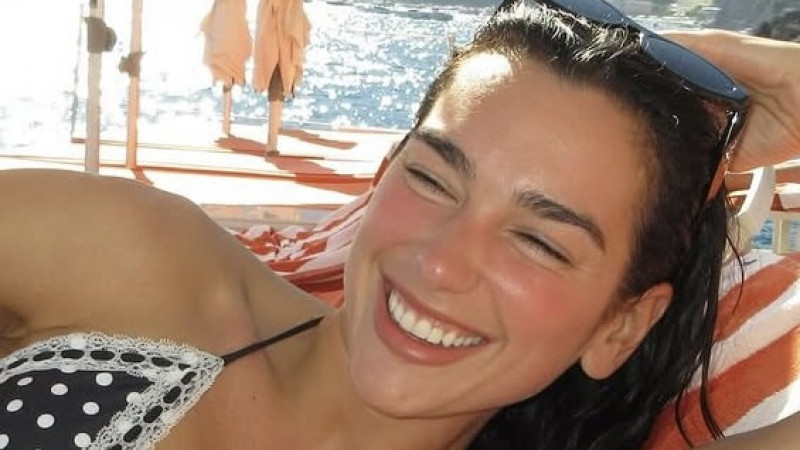 📸 Dua Lipa is met vakantie en viert dit met heerlijke plaatjes