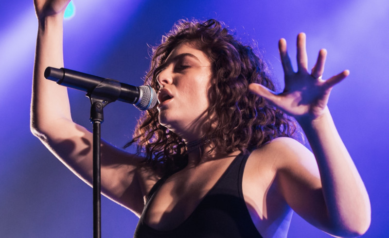 📸 Zangeres Lorde gebruikt d’r blote poes om nieuw album te slijten