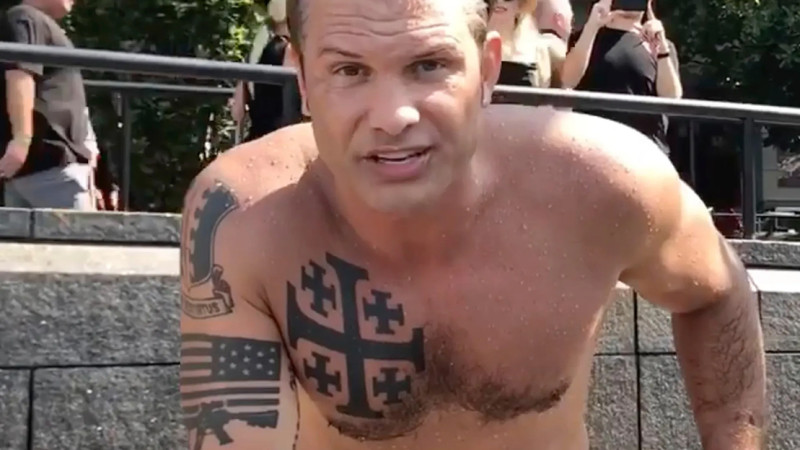 Pete Hegseth: de getatoeëerde vuist van een brutaal Amerikaans kabinet