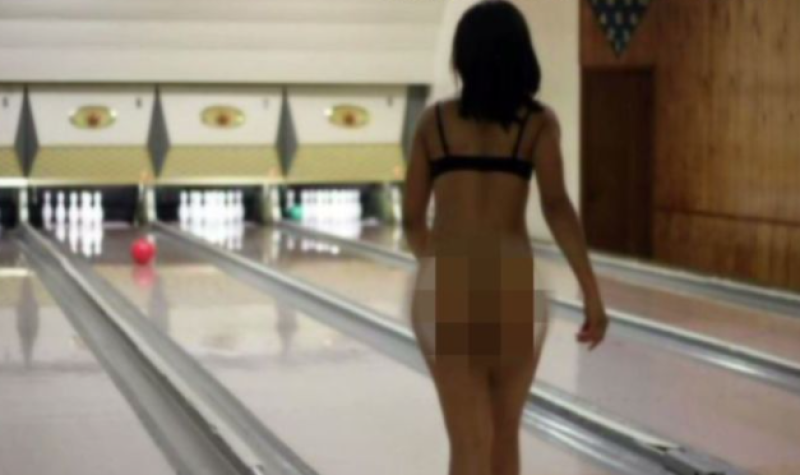 📸 Altijd strike tijdens een potje naakt bowlen