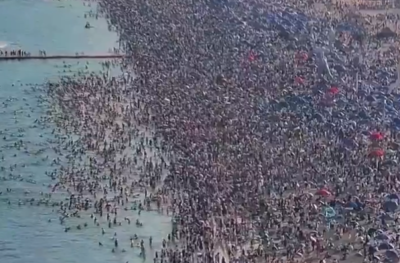 🎥 Op dit Chinese strand zie je meer mensen dan zand