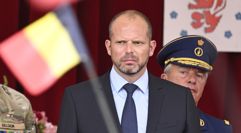 Francken weigert als minister van Defensie “Leve België” te zeggen op nationale feestdag en ontketent politieke rel