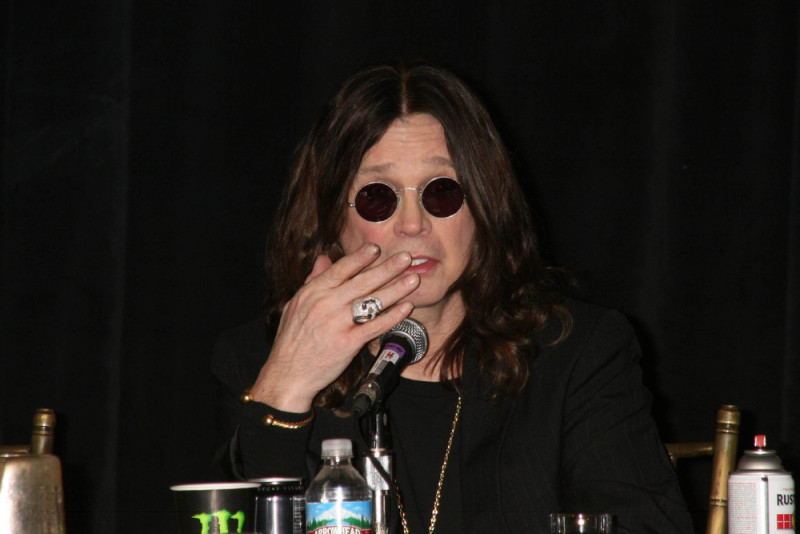 Ozzy Osbourne, de man die 60 jaar lang over de rand tuurde, is niet meer