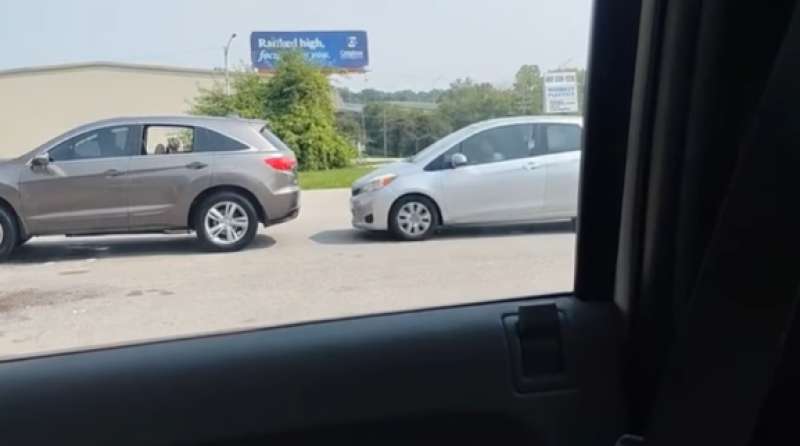 🎥 Boze chauffeurs spelen botsautootje op de openbare weg
