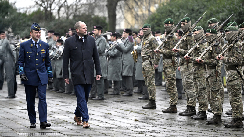 Theo Francken maakt 300 miljoen vrij voor loonsverhoging militairen