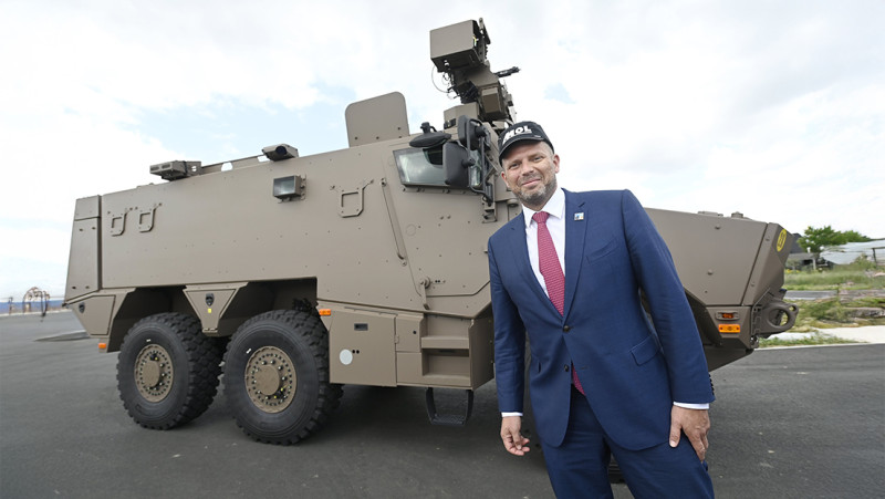 Theo Francken sluit een deal met Frankrijk over samenwerken met de Belgisch industrie, maar meer mogen we niet weten