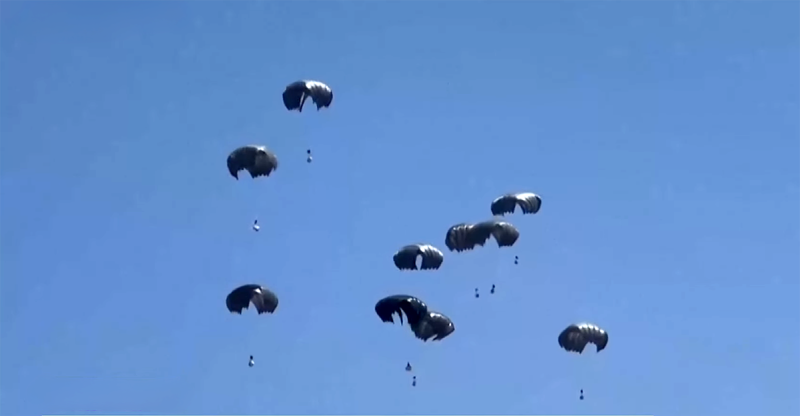 Luchtdroppings boven Gaza: “Pasta droppen in een regio zonder drinkbaar water of kookmogelijkheden is onzinnig”